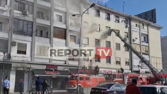 Përfshihet nga flakët banesa e një gruaje në Durrës, tymi mbulon dhe apartamentet e tjera (VIDEO)