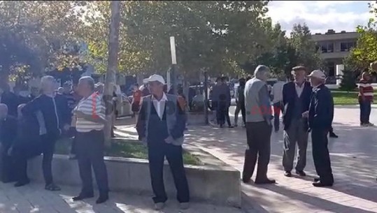 Banorët e Selenicës në protestë, kundërshtojnë ndërprerjen e punimeve të rrugës (VIDEO)