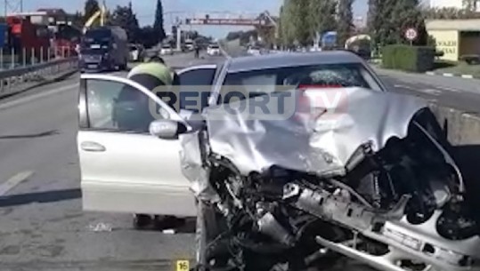 Aksident i 3-fishtë në autostradën Tiranë-Durrës! 'Benzi' përplas nga pas 'Opelin', pamjet nga makinat e bëra copa! Përfshihet edhe një fugon, 2 të plagosur (VIDEO)