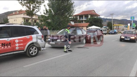 Aksident në Pogradec/ Makina frenon keq, përplasen tre automjete pas saj (VIDEO)