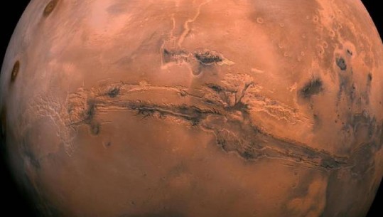 Studiuesit italianë zbulojnë një rrjet liqenesh me ujë të kripur në planetin Mars