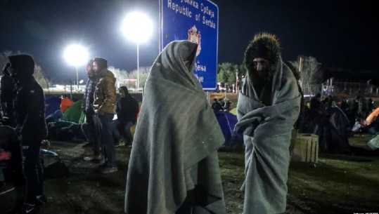Migrantët vendosin tenda në portat e Serbisë, në pritje për të hyrë në shtetet e BE-së
