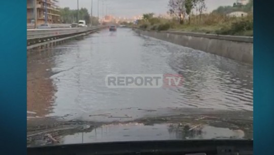 Rruga e dëmtuar tek shkëmbi i Kavajës, autostrada mbushet me ujë (VIDEO)
