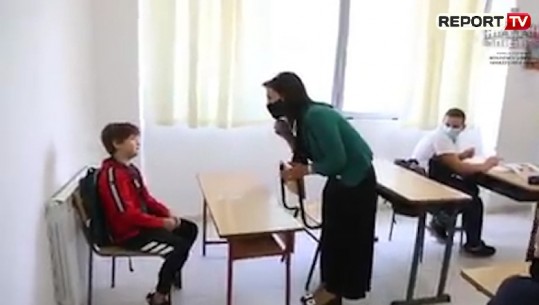 Një nxënës pa maskë në klasë, Ministrja Kushi jep këshillat dhe kritikat e para: Pse nuk e ke? Nuk duhet të rrish pa të (VIDEO)