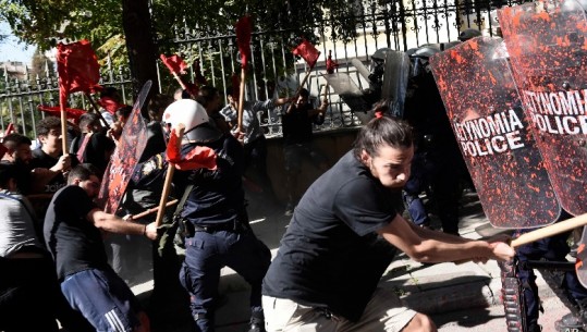 Covid/ Studentët protesta në Athinë, bomba molotov dhe përplasje në rrugë