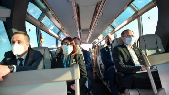 Avdullah Hoti së bashku me ministrat drejt Shqipërisë me autobus 