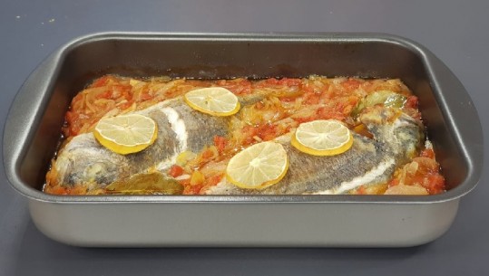 Peshk me qepë dhe domate në furrë nga zonja Vjollca