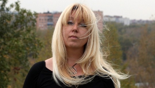 (Pamje të rënda) Gazetarja ruse i vë zjarrin vetes dhe vdes para selisë së policisë! Irina Slavina: Fajësoni Federatën Ruse për vdekjen time