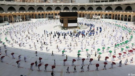 Besimtarët myslimanë rikthehen në Mekë/ Respektohet distancimi shoqëror