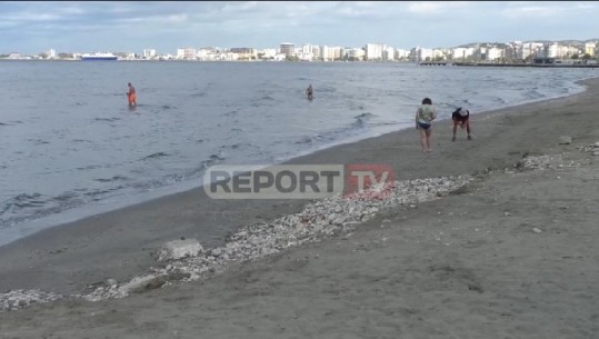Plazh në tetor/ Turistët nga Ukraina e Bjellorusia zgjedhin Vlorën: Na pëlqen, nuk kemi ftohtë