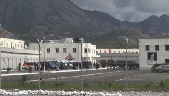 Rreth 100 të dënuar në burgun e Reçit në grevë urie prej dy ditësh! Zbardhen kërkesat: Nga largimi i drejtorit, te mos dënimi për mbajtjen e celularëve