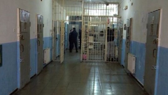 Të dënuarit në grevë, shkarkohet drejtori i burgut të Peqinit