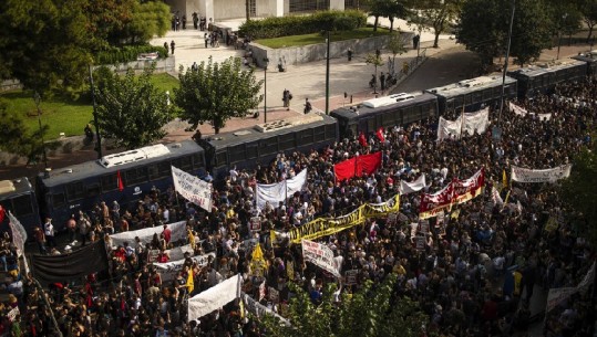  Agimi i Artë shpallet organizatë kriminale! Gjykata e Athinës rrethohet nga autoblindat, shpërthejnë protesta të dhunshme (VIDEO)