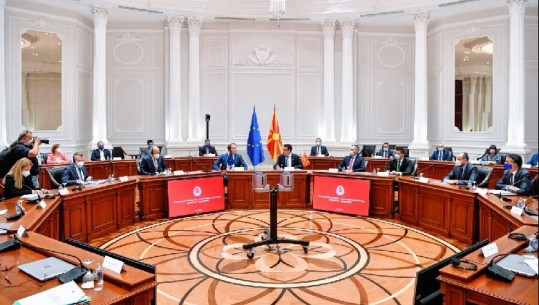 Marrëveshja me Bullgarinë, kusht për Maqedoninë e Veriut/ Varhelyi vizitë në Shkup 