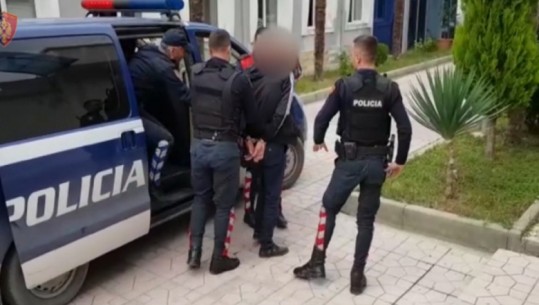 Nuk iu bind urdhërit të policisë, kapet 20 vjeçari në Elbasan që po transportonte pa patentë 5 të huaj