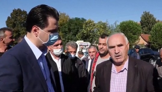 Basha u 'shtrin dorën' qytetarëve në Kurbin: Sa të bëhem kryeministër paratë e oligarkëve do jua jap ju (VIDEO)