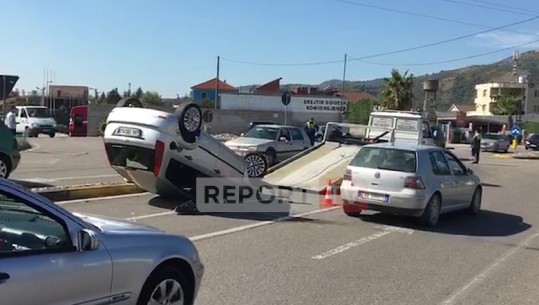 Aksident në Elbasan, makina kthehet përmbys (VIDEO)