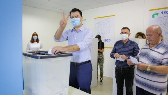 Demokratët votojnë kandidatët në Tiranë, skualifikohen me 20 % të votave! Basha: Më këtë proces demokratik zëri i çdo qytetarëve ka peshën e vetë, jo më qeveri e kapur nga një grup njerëzit