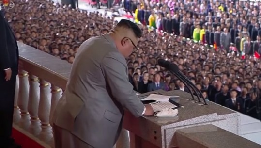 Kim Jong-un në lot i kërkon falje Koresë së Veriut për dështimin në krizën e shkaktuar nga Covid-19 (VIDEO)