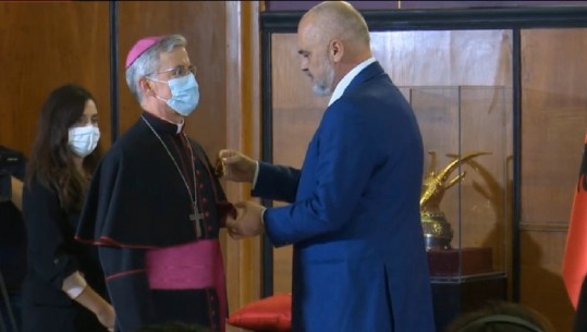Rama i dorëzon 'Yllin e Mirënjohjes' Nuncit Apostolik: S'je i pari që s'largohesh dot nga Shqipëria! I jep 'leksione' Metës: Titujt dorëzohen rrallë dhe për të gjallët