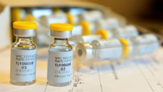 Johnson & Johnson, efektet e pashpjegueshme të vaksinës në një pacient ndalon përkohësisht testimin e vaksinës për COVID-19