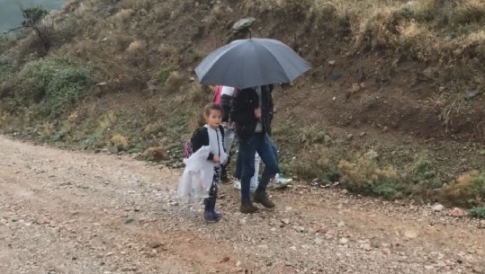 15 fëmijë bëjnë 20 minuta në këmbë për të shkuar në shkollë, në fshatin Plan të Bardhë prindërit refuzojnë klasat kolektive (VIDEO)