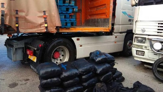 Transportonin 115 kg kanabis drejt Greqisë, dy në pranga! 3 'korrierë' çuan drogën në kufi me kafshë