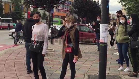 Sot maskat me detyrim, qytetarët e Fierit respektojnë rregullat, banori: Vendim i mirë nga qeveria (VIDEO)