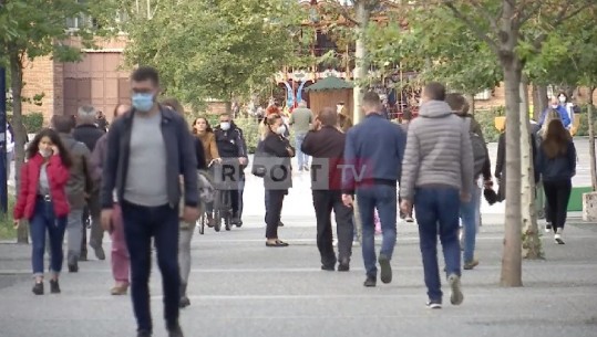 Tiranë, shumë qytetarë pa maska! I vendosin përpara kamerave