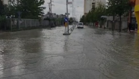 Probleme me kanalizimet, shiu përmbyt disa rrugë në Durrës