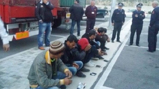 Braktisi makinën me 30 të huaj pasi iu vu në ndjekje policia, arrestohet 25 vjeçari në Korçë