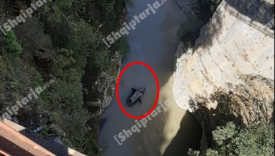 Aksident i rëndë në Skrapar/ Humb kontrollin e makinës dhe bie nga ura në 100 m lartësi, 37-vjeçari niset me helikopter drejt Traumës! 