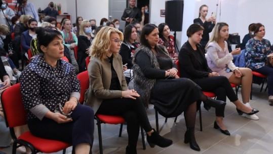 Kryemadhi takim me gratë në Durrës, shumica pa maska: Në 25 prill votoni kundër Ramës, një sharlatan që duhet të largohet një orë më parë 
