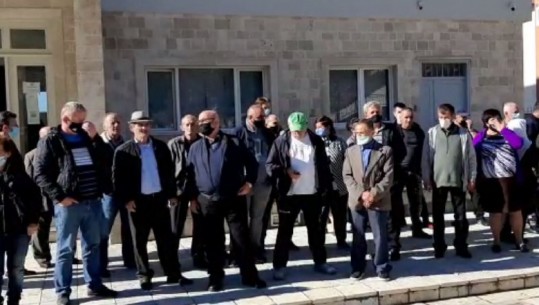 Banorët e Krujës në protestë: Prej një viti nuk ka asnjë projekt për rindërtimin pas tëmretit, kujt kanë dashur i kanë dhënë para (VIDEO)