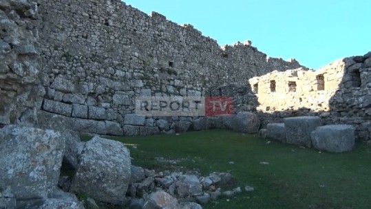 Erozioni dëmton muret e Kalasë antike të Lezhës, gurët rrezikojnë të zënë poshtë banesat (VIDEO)