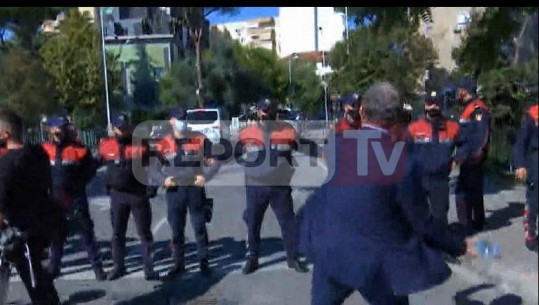 VIDEO- Momenti kur Shpëtim Idrizi qëllon me shishe në drejtim të eskortës së ministrit grek: Do doja që ta zinte në kokë meqë ishte vapë