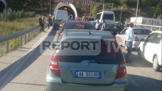 Makina përfshihet nga flakët në tunelin Elbasan-Tiranë! Krijohet trafik i rënduar
