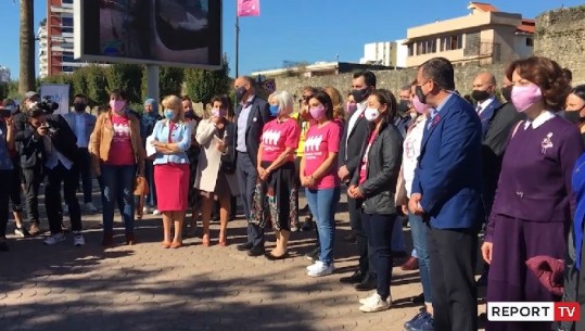 Tetori rozë/ Kim: Burra, tregoni dashurinë tuaj për bashkëshortet tuaja! Gratë e Elbasanit marshim për ndërgjegjësim ndaj kancerin e gjirit (VIDEO)