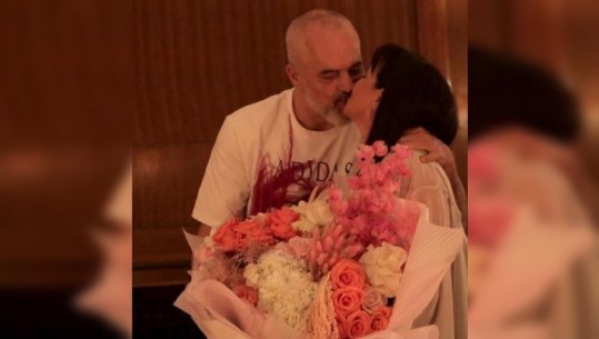 Dashuria 'zhvesh' Ramën nga kostumi i kryeministrit! Publikon foto duke puthur në buzë Lindën: 10 vjet bashkë