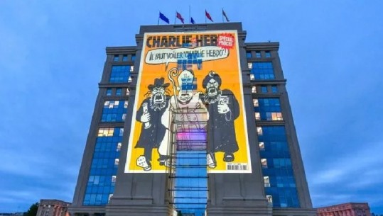 VIDEO/  Karikaturat e ‘Charlie Hebdo’ për Profetin Muhamed në ndërtesat qeveritare franceze