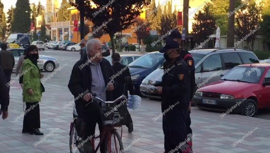 Jo vetëm gjoba! Polici në Fier i dhuron maskën qytetarit i cili nuk e kishte (VIDEO)