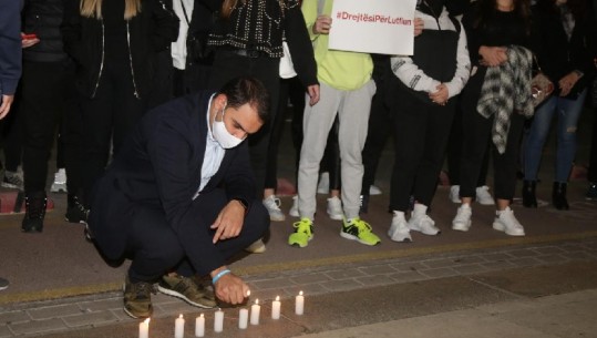 Vdekja e 53 vjeçarit nga Ndroqi, të rinjtë e FRPD protestojnë duke ndezur qirinj përpara Kryeministrisë