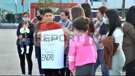 5 shqiptarët e nxjerrë nga kampi Al-Hol mbërrijnë në Rinas! Familjarët nuk fshehin emocionet