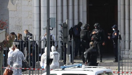'Allahu Ekber'/ Dy sulme terroriste në Francë brenda 2 orësh! 3 viktima, një gruaje i pritet koka te katedralja 'Notre Dame' në Nicë! Vritet një nga autorët (VIDEO)