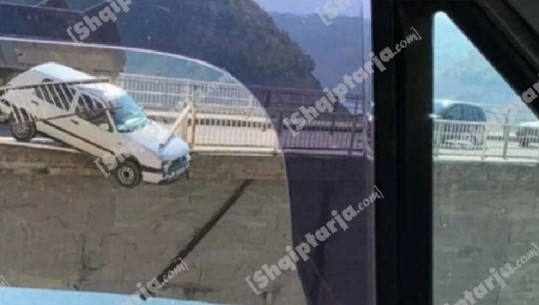 FOTOLAJM/ Aksidenti i frikshëm në Kukës, një pjesë e makinës del jashtë urës! Shpëtohet shoferi