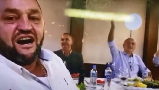 VIDEOLAJM/ Presidenti Ilir Meta gjysmë i pirë, shfaqet duke kënduar 'me këmbë e me duar'