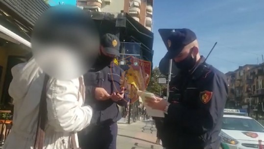 Nuk mbanin maskat në rrugë, policia gjobit 727 qytetarë në 24 orë (VIDEO)