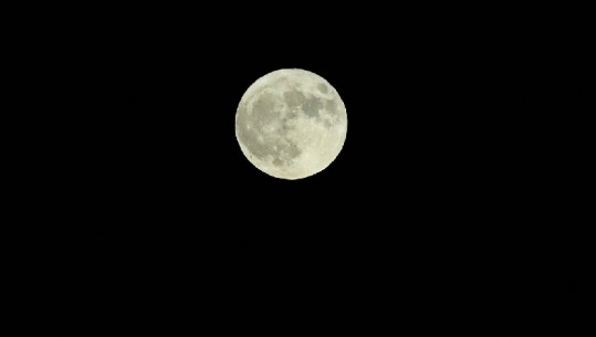 Hëna sot dhuron një pamje spektakolare...Pse ky vit është më i veçanti (FOTO)