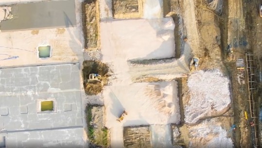 Rama publikon videon: Nga kantieri i rilindjes në Laç, ku zemra e qytetit po rizgjohet nga rrënojat e tërmetit