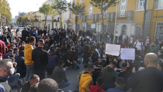 Studentët pa maskë në protestë: Jo mësim online! Qëllojnë me vezë ministrinë dhe dërgojnë 4 kërkesa! Policia: Shpërndahuni, tubim i paligjshëm (VIDEO)